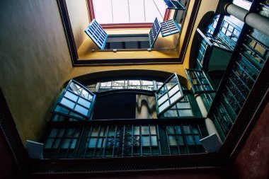 Seville İspanya 10 Ağustos 2021 Seville sokaklarında bir binanın penceresi, sembolik bir şehir ve İspanya 'nın güneyinde Endülüs Bölgesi' nin başkenti.