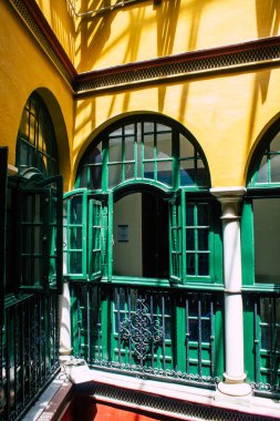 Seville İspanya 10 Ağustos 2021 Seville sokaklarında bir binanın penceresi, sembolik bir şehir ve İspanya 'nın güneyinde Endülüs Bölgesi' nin başkenti.