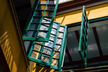 Seville İspanya 10 Ağustos 2021 Seville sokaklarında bir binanın penceresi, sembolik bir şehir ve İspanya 'nın güneyinde Endülüs Bölgesi' nin başkenti.