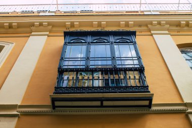 Seville İspanya 10 Ağustos 2021 Seville sokaklarında bir binanın penceresi, sembolik bir şehir ve İspanya 'nın güneyinde Endülüs Bölgesi' nin başkenti.
