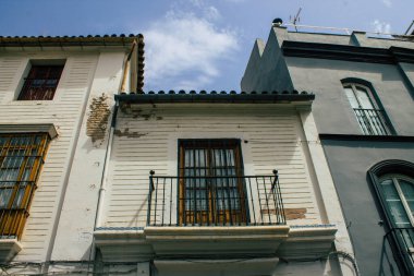 Seville İspanya 10 Ağustos 2021 Seville sokaklarında bir binanın penceresi, sembolik bir şehir ve İspanya 'nın güneyinde Endülüs Bölgesi' nin başkenti.