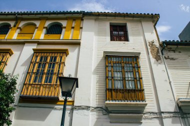 Seville İspanya 10 Ağustos 2021 Seville sokaklarında bir binanın penceresi, sembolik bir şehir ve İspanya 'nın güneyinde Endülüs Bölgesi' nin başkenti.