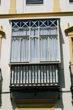 Seville İspanya 10 Ağustos 2021 Seville sokaklarında bir binanın penceresi, sembolik bir şehir ve İspanya 'nın güneyinde Endülüs Bölgesi' nin başkenti.