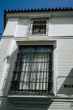 Seville İspanya 10 Ağustos 2021 Seville sokaklarında bir binanın penceresi, sembolik bir şehir ve İspanya 'nın güneyinde Endülüs Bölgesi' nin başkenti.