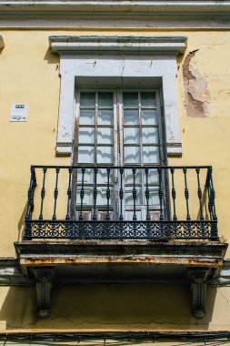 Seville İspanya 10 Ağustos 2021 Seville sokaklarında bir binanın penceresi, sembolik bir şehir ve İspanya 'nın güneyinde Endülüs Bölgesi' nin başkenti.