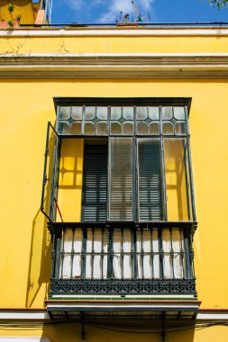 Seville İspanya 10 Ağustos 2021 Seville sokaklarında bir binanın penceresi, sembolik bir şehir ve İspanya 'nın güneyinde Endülüs Bölgesi' nin başkenti.