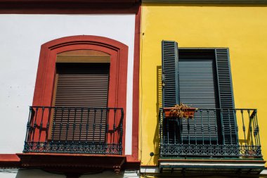 Seville İspanya 10 Ağustos 2021 Seville sokaklarında bir binanın penceresi, sembolik bir şehir ve İspanya 'nın güneyinde Endülüs Bölgesi' nin başkenti.