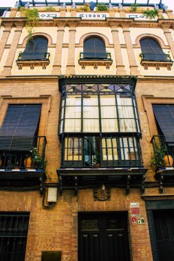 Seville İspanya 10 Ağustos 2021 Seville sokaklarında bir binanın penceresi, sembolik bir şehir ve İspanya 'nın güneyinde Endülüs Bölgesi' nin başkenti.