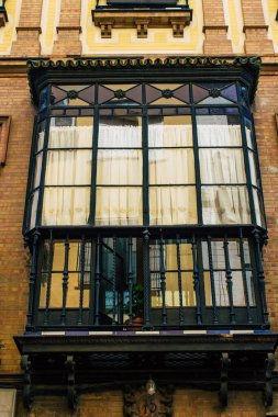 Seville İspanya 10 Ağustos 2021 Seville sokaklarında bir binanın penceresi, sembolik bir şehir ve İspanya 'nın güneyinde Endülüs Bölgesi' nin başkenti.