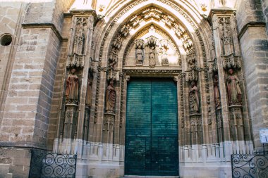Sevilla İspanya 10 Ağustos 2021 Seville caddelerinde bir binanın kapısı, sembolik bir şehir ve Endülüs Bölgesi 'nin başkenti, İspanya' nın güneyinde.
