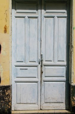 Sevilla İspanya 10 Ağustos 2021 Seville caddelerinde bir binanın kapısı, sembolik bir şehir ve Endülüs Bölgesi 'nin başkenti, İspanya' nın güneyinde.