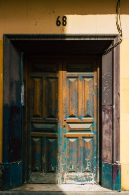 Sevilla İspanya 10 Ağustos 2021 Seville caddelerinde bir binanın kapısı, sembolik bir şehir ve Endülüs Bölgesi 'nin başkenti, İspanya' nın güneyinde.