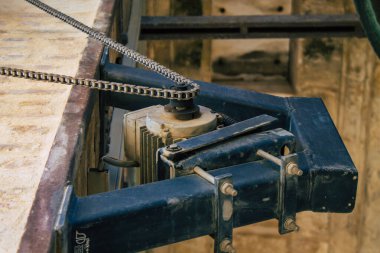 Seville İspanya 11 Ağustos 2021 La Giralda Çanları, Büyük Almohad Camii 'nin eski minaresi ve Sevilla Katedrali' nin bir parçası.