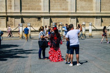 Seville İspanya 11 Ağustos 2021 Coronavirus salgını sırasında Seville sokaklarında yürüyen turistler İspanya 'yı vuruyor, sokakta maske takmak zorunlu değil ama çoğu insan bunu takıyor.