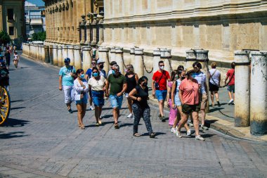 Seville İspanya 11 Ağustos 2021 Coronavirus salgını sırasında Seville sokaklarında yürüyen turistler İspanya 'yı vuruyor, sokakta maske takmak zorunlu değil ama çoğu insan bunu takıyor.
