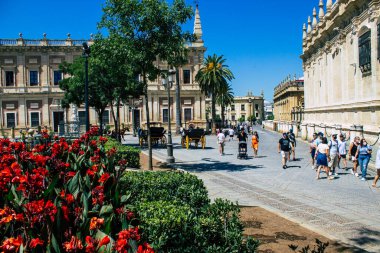 Seville İspanya 11 Ağustos 2021 Coronavirus salgını sırasında Seville sokaklarında yürüyen turistler İspanya 'yı vuruyor, sokakta maske takmak zorunlu değil ama çoğu insan bunu takıyor.