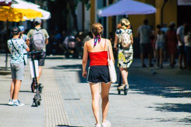 Seville İspanya 11 Ağustos 2021 Coronavirus salgını sırasında Seville sokaklarında yürüyen turistler İspanya 'yı vuruyor, sokakta maske takmak zorunlu değil ama çoğu insan bunu takıyor.