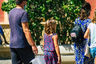 Seville İspanya 11 Ağustos 2021 Coronavirus salgını sırasında Seville sokaklarında yürüyen turistler İspanya 'yı vuruyor, sokakta maske takmak zorunlu değil ama çoğu insan bunu takıyor.