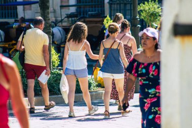 Seville İspanya 11 Ağustos 2021 Coronavirus salgını sırasında Seville sokaklarında yürüyen turistler İspanya 'yı vuruyor, sokakta maske takmak zorunlu değil ama çoğu insan bunu takıyor.