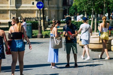 Seville İspanya 11 Ağustos 2021 Coronavirus salgını sırasında Seville sokaklarında yürüyen turistler İspanya 'yı vuruyor, sokakta maske takmak zorunlu değil ama çoğu insan bunu takıyor.