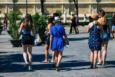 Seville İspanya 11 Ağustos 2021 Coronavirus salgını sırasında Seville sokaklarında yürüyen turistler İspanya 'yı vuruyor, sokakta maske takmak zorunlu değil ama çoğu insan bunu takıyor.