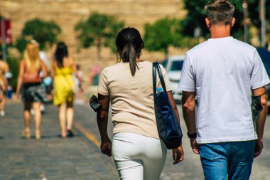 Seville İspanya 11 Ağustos 2021 Coronavirus salgını sırasında Seville sokaklarında yürüyen turistler İspanya 'yı vuruyor, sokakta maske takmak zorunlu değil ama çoğu insan bunu takıyor.