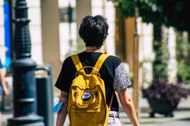 Seville İspanya 11 Ağustos 2021 Coronavirus salgını sırasında Seville sokaklarında yürüyen turistler İspanya 'yı vuruyor, sokakta maske takmak zorunlu değil ama çoğu insan bunu takıyor.