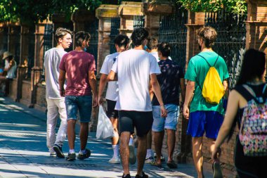 Seville İspanya 11 Ağustos 2021 Coronavirus salgını sırasında Seville sokaklarında yürüyen turistler İspanya 'yı vuruyor, sokakta maske takmak zorunlu değil ama çoğu insan bunu takıyor.