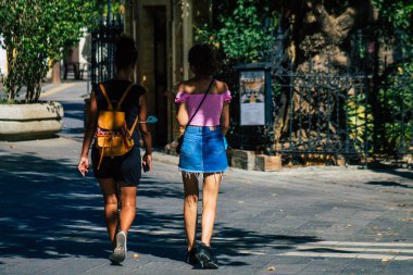 Seville İspanya 11 Ağustos 2021 Coronavirus salgını sırasında Seville sokaklarında yürüyen turistler İspanya 'yı vuruyor, sokakta maske takmak zorunlu değil ama çoğu insan bunu takıyor.