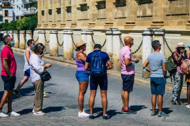 Seville İspanya 11 Ağustos 2021 Coronavirüs salgını sırasında Sevilla Katedrali 'nde kuyruğa giren turistler İspanya' yı vuruyor, sokakta maske takmak zorunlu değil ama çoğu insan bunu takıyor.