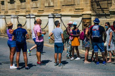 Seville İspanya 11 Ağustos 2021 Coronavirüs salgını sırasında Sevilla Katedrali 'nde kuyruğa giren turistler İspanya' yı vuruyor, sokakta maske takmak zorunlu değil ama çoğu insan bunu takıyor.