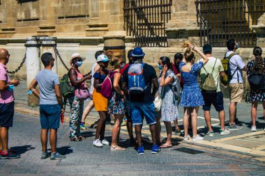 Seville İspanya 11 Ağustos 2021 Coronavirüs salgını sırasında Sevilla Katedrali 'nde kuyruğa giren turistler İspanya' yı vuruyor, sokakta maske takmak zorunlu değil ama çoğu insan bunu takıyor.