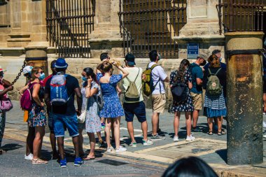 Seville İspanya 11 Ağustos 2021 Coronavirüs salgını sırasında Sevilla Katedrali 'nde kuyruğa giren turistler İspanya' yı vuruyor, sokakta maske takmak zorunlu değil ama çoğu insan bunu takıyor.