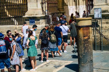 Seville İspanya 11 Ağustos 2021 Coronavirüs salgını sırasında Sevilla Katedrali 'nde kuyruğa giren turistler İspanya' yı vuruyor, sokakta maske takmak zorunlu değil ama çoğu insan bunu takıyor.