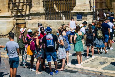 Seville İspanya 11 Ağustos 2021 Coronavirüs salgını sırasında Sevilla Katedrali 'nde kuyruğa giren turistler İspanya' yı vuruyor, sokakta maske takmak zorunlu değil ama çoğu insan bunu takıyor.