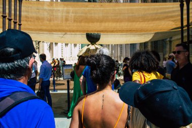 Seville İspanya 11 Ağustos 2021 Coronavirüs salgını sırasında Sevilla Katedrali 'nde kuyruğa giren turistler İspanya' yı vuruyor, sokakta maske takmak zorunlu değil ama çoğu insan bunu takıyor.