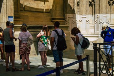 Seville İspanya 11 Ağustos 2021 Coronavirüs salgını sırasında Sevilla Katedrali 'nde kuyruğa giren turistler İspanya' yı vuruyor, sokakta maske takmak zorunlu değil ama çoğu insan bunu takıyor.