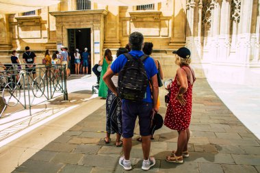 Seville İspanya 11 Ağustos 2021 Coronavirüs salgını sırasında Sevilla Katedrali 'nde kuyruğa giren turistler İspanya' yı vuruyor, sokakta maske takmak zorunlu değil ama çoğu insan bunu takıyor.