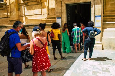 Seville İspanya 11 Ağustos 2021 Coronavirüs salgını sırasında Sevilla Katedrali 'nde kuyruğa giren turistler İspanya' yı vuruyor, sokakta maske takmak zorunlu değil ama çoğu insan bunu takıyor.