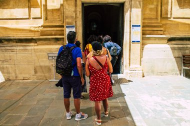 Seville İspanya 11 Ağustos 2021 Coronavirüs salgını sırasında Sevilla Katedrali 'nde kuyruğa giren turistler İspanya' yı vuruyor, sokakta maske takmak zorunlu değil ama çoğu insan bunu takıyor.