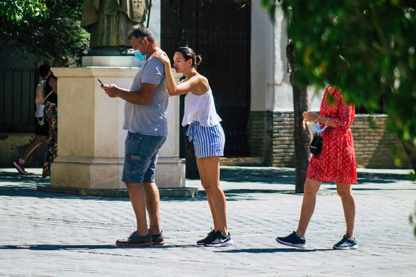 セビリアスペイン2021年8月11日スペインを襲ったコロナウイルスの流行の間にセビリアの通りを歩く観光客は 通りにマスクを着用することは必須ではありませんが ほとんどの人がそれを身に着けています — ストック写真