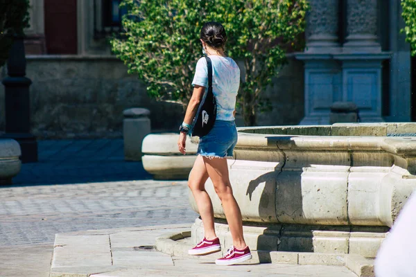 Σεβίλλη Ισπανία Αυγούστου 2021 Τουρίστες Που Περπατούν Στο Δρόμο Της — Φωτογραφία Αρχείου