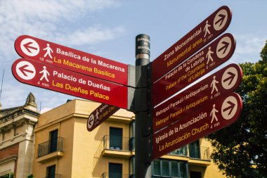 Seville İspanya 11 Ağustos 2021 Sokak tabelası ya da yol tabelası Seville şehir merkezindeki yol kullanıcısına bilgi sağlamak için yolun kenarına ya da yukarısına dikilmiştir.