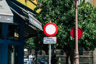 Seville İspanya 11 Ağustos 2021 Sokak tabelası ya da yol tabelası Seville şehir merkezindeki yol kullanıcısına bilgi sağlamak için yolun kenarına ya da yukarısına dikilmiştir.