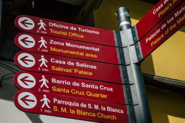 Seville İspanya 11 Ağustos 2021 Sokak tabelası ya da yol tabelası Seville şehir merkezindeki yol kullanıcısına bilgi sağlamak için yolun kenarına ya da yukarısına dikilmiştir.