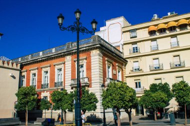 Seville İspanya 11 Ağustos 2021 'de İspanya' nın güneyinde, sembolik bir şehir ve Endülüs Bölgesi 'nin başkenti olan Seville sokaklarında lamba bulundu.