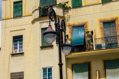 Seville İspanya 11 Ağustos 2021 'de İspanya' nın güneyinde, sembolik bir şehir ve Endülüs Bölgesi 'nin başkenti olan Seville sokaklarında lamba bulundu.