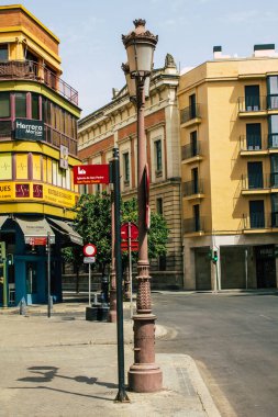 Seville İspanya 11 Ağustos 2021 'de İspanya' nın güneyinde, sembolik bir şehir ve Endülüs Bölgesi 'nin başkenti olan Seville sokaklarında lamba bulundu.