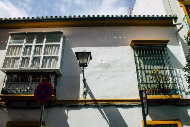 Seville İspanya 11 Ağustos 2021 'de İspanya' nın güneyinde, sembolik bir şehir ve Endülüs Bölgesi 'nin başkenti olan Seville sokaklarında lamba bulundu.