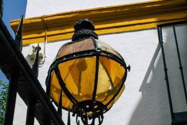 Seville İspanya 11 Ağustos 2021 'de İspanya' nın güneyinde, sembolik bir şehir ve Endülüs Bölgesi 'nin başkenti olan Seville sokaklarında lamba bulundu.